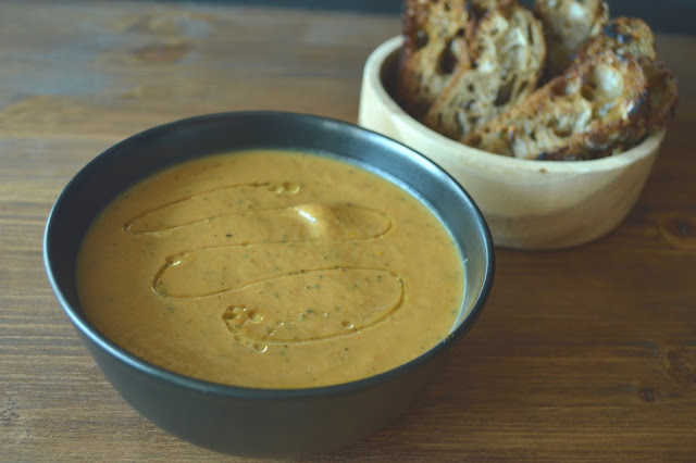 Crema de calabacín y remolacha al curry