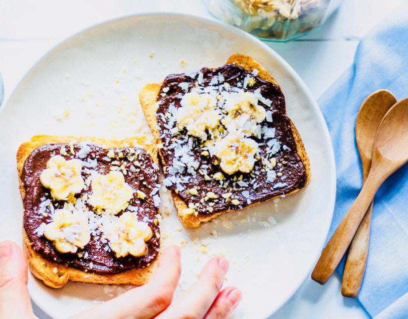 Tostadas untadas con banana y pasta de cacao