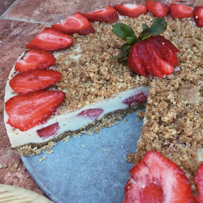 Tarta de queso crudivegana con fresas