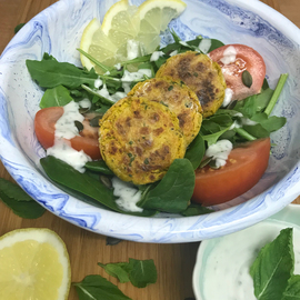 Falafel de guisantes con salsa de yogurt de coco y menta 