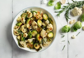 Coliflor asada con coles de Bruselas