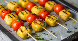 Pinchitos de tempeh y tomates cherry