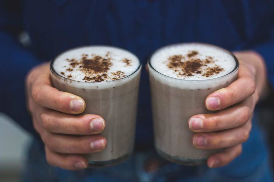 Shake de banana, dátiles y almendras