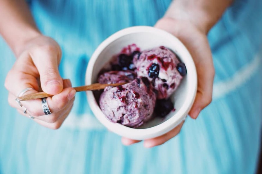 Helado de banana y arándanos