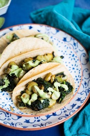 Tacos con crema de cilantro