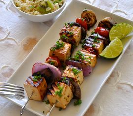 Brochetas de tofu, poro y setas