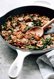 Arroz con salsa de hongos y vegetales