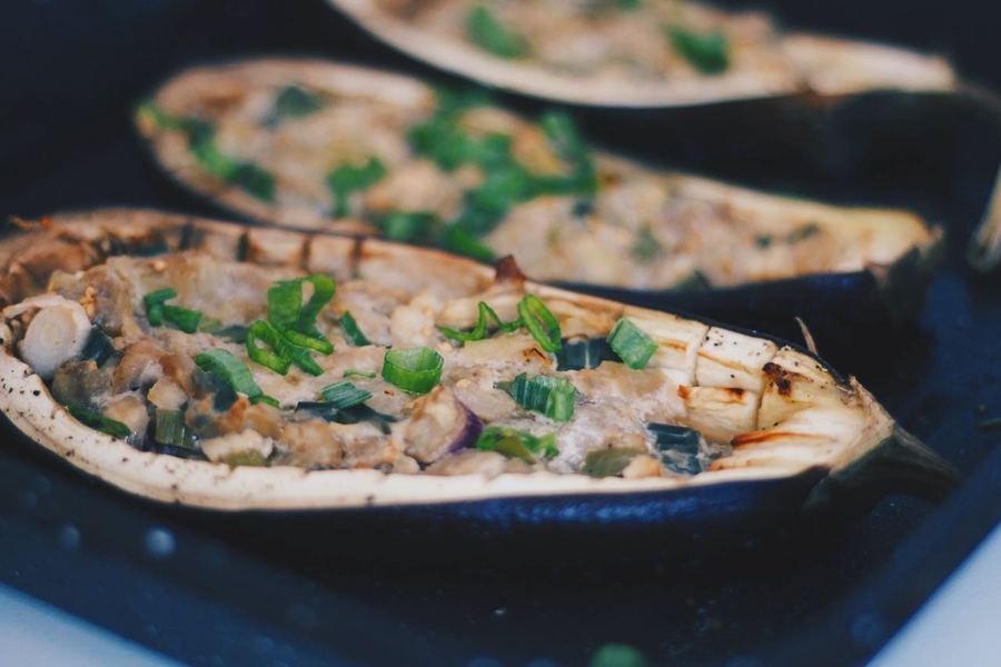 Berenjenas rellenas de queso y cebollín