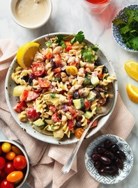 Ensalada cremosa de pasta tahini