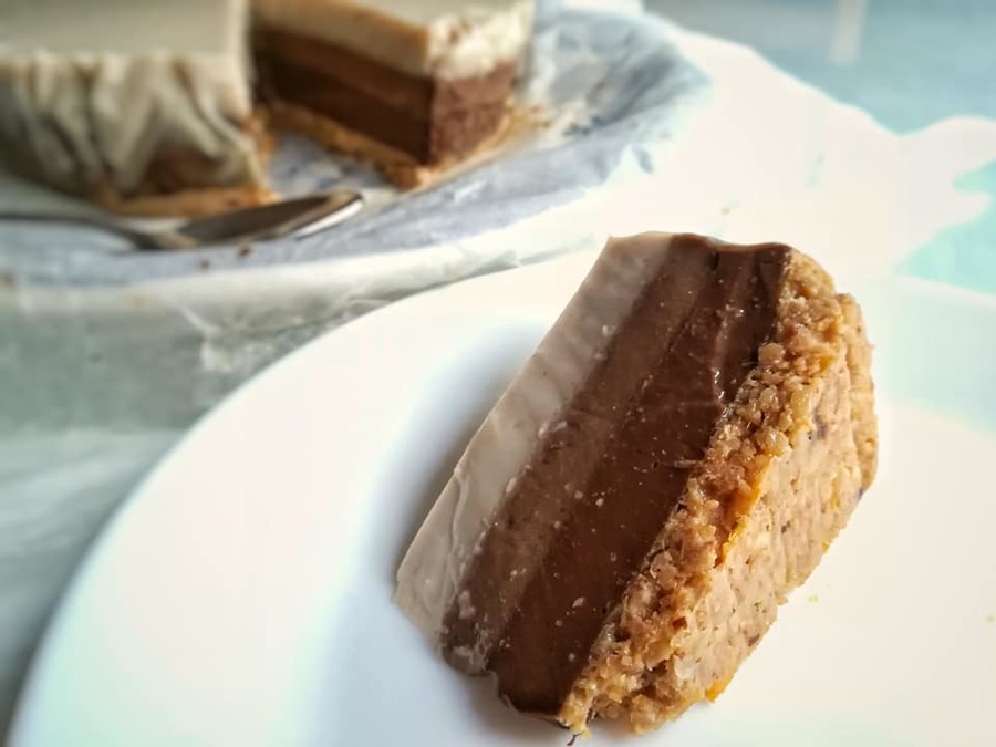 Tarta de tres chocolates vegana, sin gluten y sin azúcar