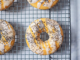 Rosquillas de polenta con limón y semillas de amapola