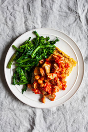 Polenta a la plancha con garbanzos, alcachofas y tomates