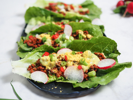 Tacos de lechuga con salsa cremosa de aguacate