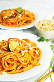 Fideos de curry rojo con mantequilla de almendras