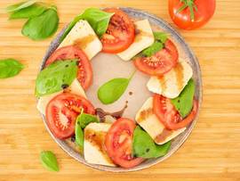 Mozzarella vegana fácil - insalata caprese