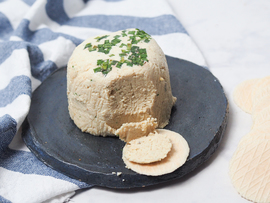 Queso de anacardo con cebollino y ajo