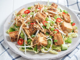 Ensalada crujiente de tofu con aderezo cremoso de cacahuete