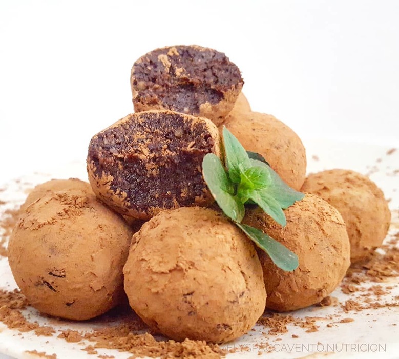 Trufas de ciruela y cacao