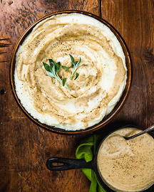 Puré de patatas con salsa de frijoles blancos