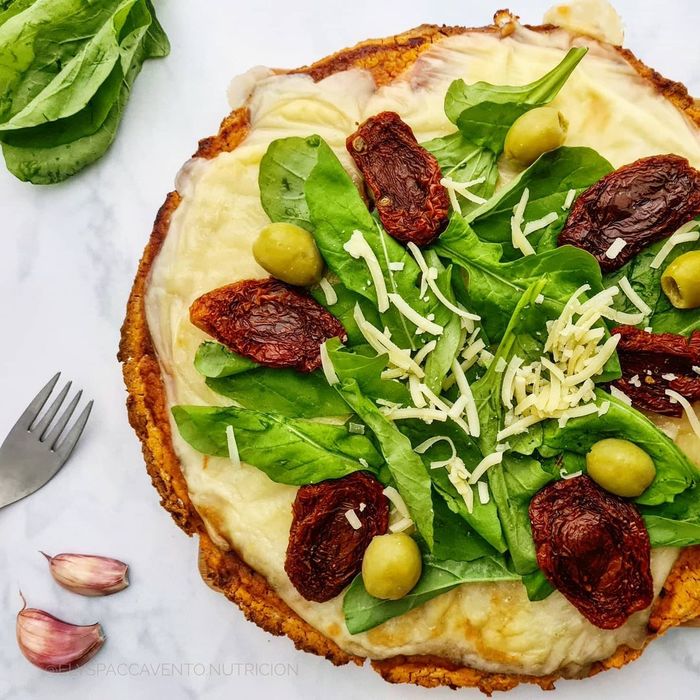 Pizza  con masa de porotos y pimentón  