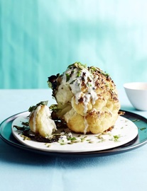 Coliflor asada con tahini, pepitas y hierbas