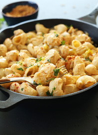 Macarrones con queso vegano y chile verde 