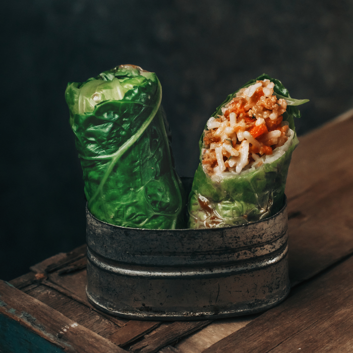 Rollitos de col rellenos de arroz y seitán con bechamel