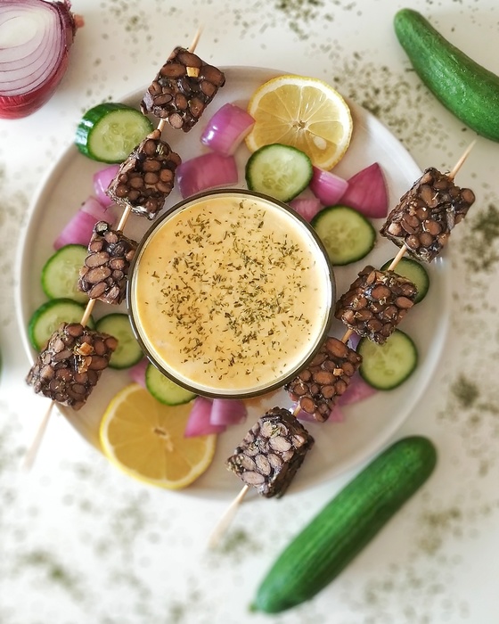 Pinchitos de tempeh con salsa satay