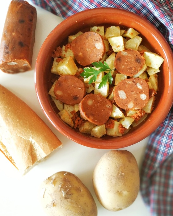 Patatas con chorizo