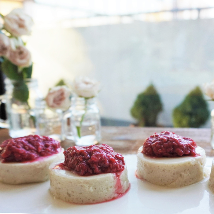 Panna cotta con compota de frutos rojos