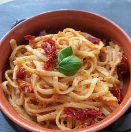 Pasta con queso ricotta vegano y salsa marinara