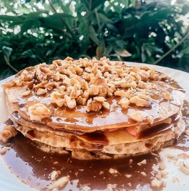 Pastel de crepas de manzana con cajeta